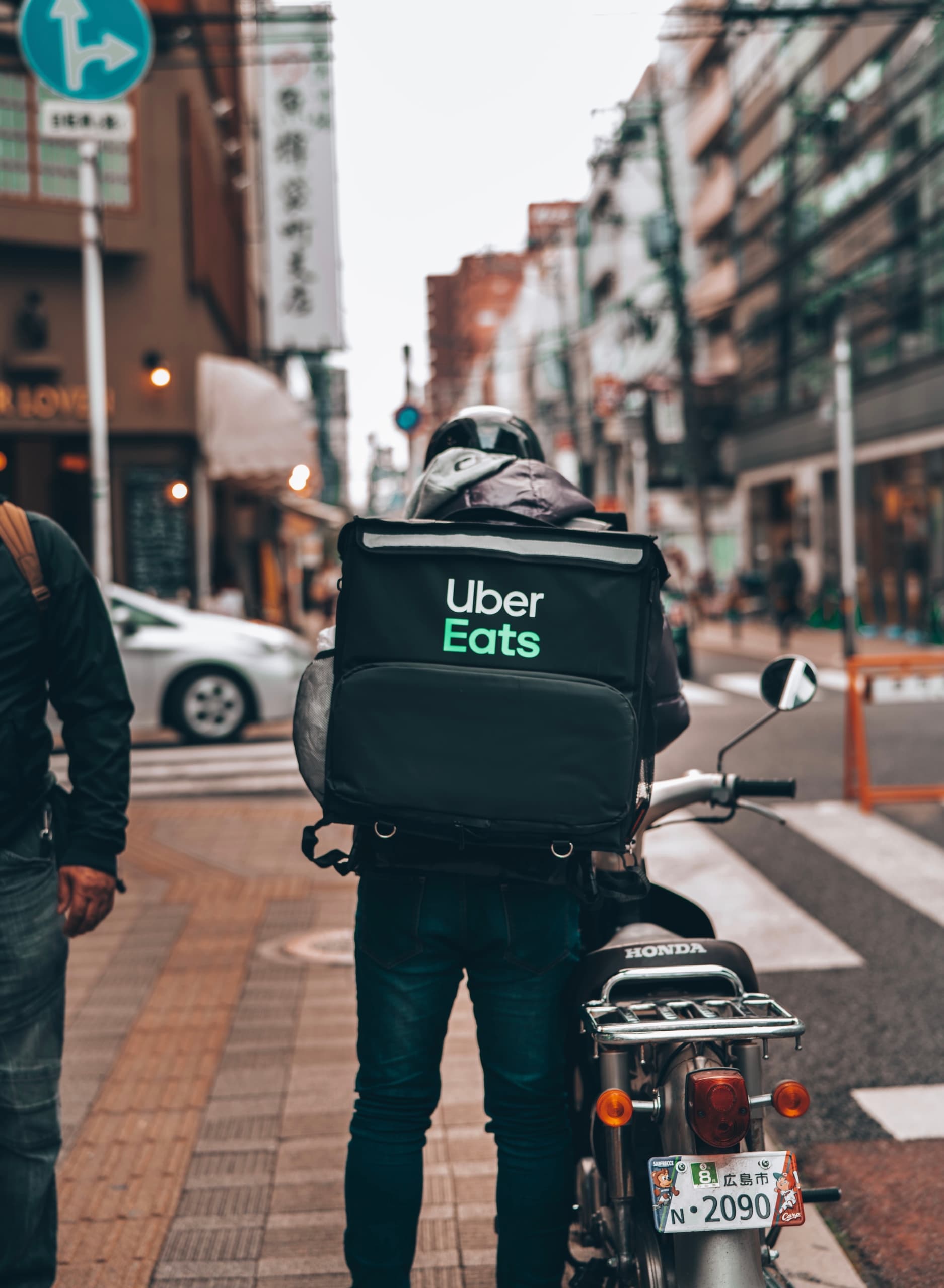 Uber Eats(ウーバーイーツ)は軽貨物でも稼げる?車で配達はバレる?