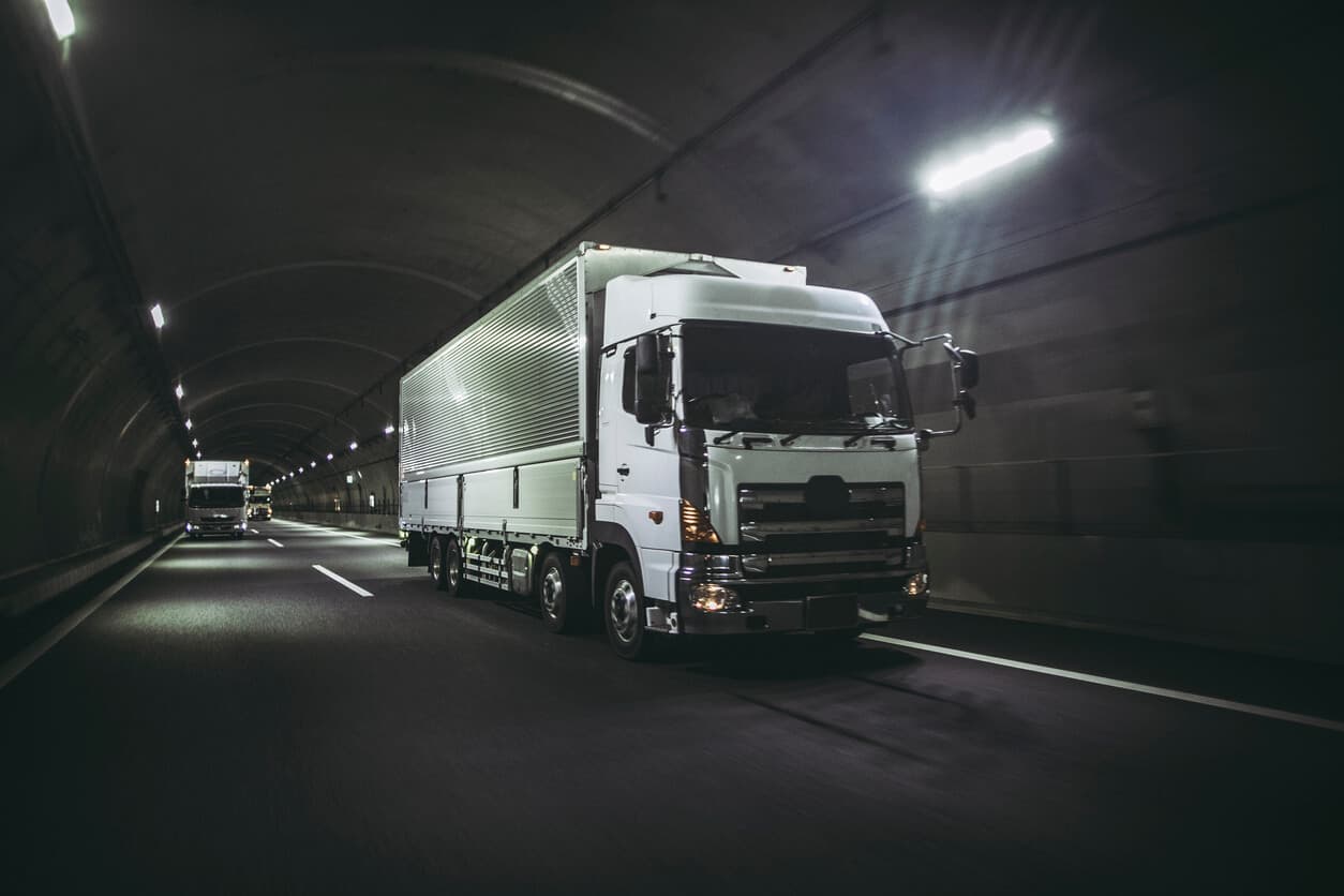 トラックドライバーの労働時間について解説。2024年問題での影響は?